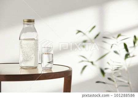 This room has a calm atmosphere with natural light. There are clay pots, glass bottles, coffee and various objects on the table. This room has a calm atmosphere with natural light. There are clay pots, glass bottles, coffee and various objects on the table. 101288586