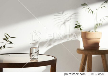 This room has a calm atmosphere with natural light. There are clay pots, glass bottles, coffee and various objects on the table. This room has a calm atmosphere with natural light. There are clay pots, glass bottles, coffee and various objects on the table. 101288588