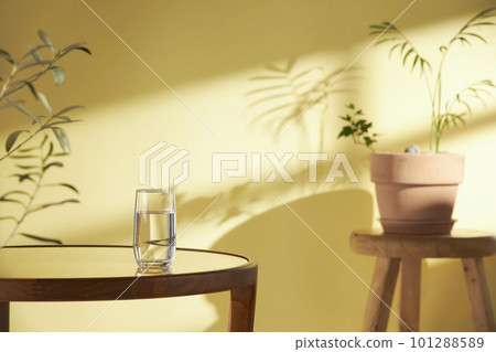 This room has a calm atmosphere with natural light. There are clay pots, glass bottles, coffee and various objects on the table. This room has a calm atmosphere with natural light. There are clay pots, glass bottles, coffee and various objects on the table. 101288589