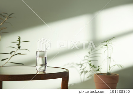 This room has a calm atmosphere with natural light. There are clay pots, glass bottles, coffee and various objects on the table. This room has a calm atmosphere with natural light. There are clay pots, glass bottles, coffee and various objects on the table. 101288590