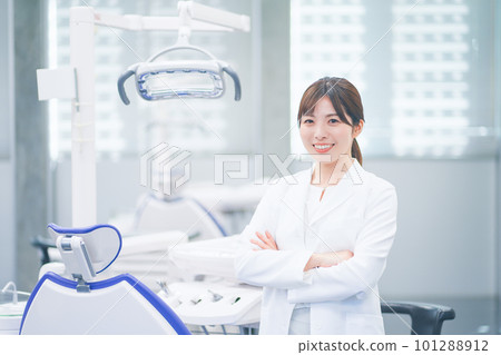 A female dentist who folds her arms A female dentist who folds her arms 101288912
