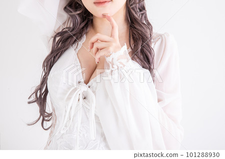 A woman in a white dress Glamor A woman in a white dress Glamor 101288930