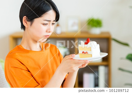 拿著蛋糕的年輕女子 拿著蛋糕的年輕女子 101289712
