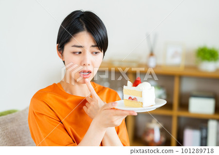拿著蛋糕的年輕女子 拿著蛋糕的年輕女子 101289718