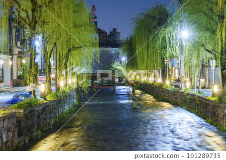 京都古河町大橋典型的東山三條柳樹線（白河一本橋） 101289735