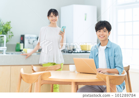 夫妻夫婦家庭遠程辦公智能手機電腦生活方式客廳新婚 101289784