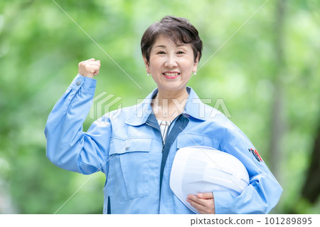 工作服公園護林員膽量姿勢的女人 101289895