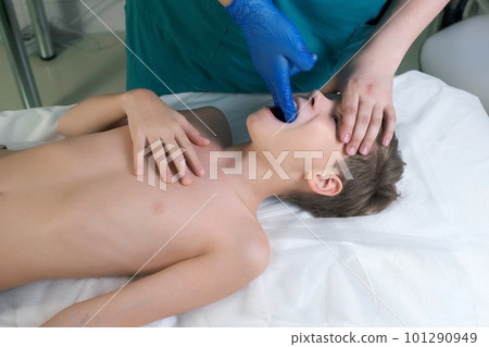 Session of craniosacral therapy, cure of teen boy's jaws by a doctor therapist. 101290949