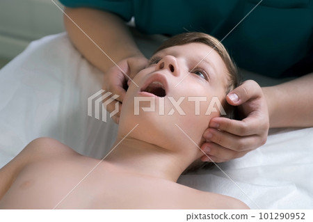 Session of craniosacral therapy, cure of teen boy's jaw by a doctor therapist. 101290952