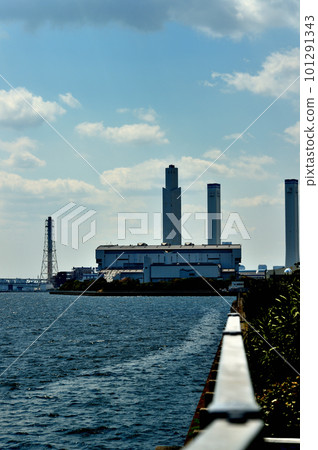 從橫濱市東京電力公司鶴見線海芝浦站看到的工廠區風景 101291343