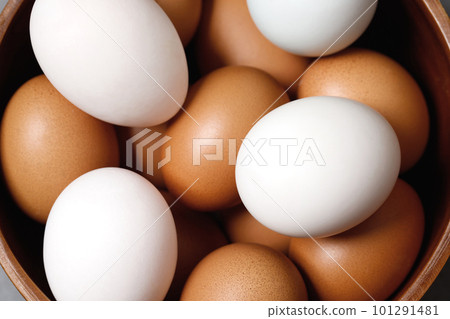 Top view chicken eggs and white duck eggs ready for breakfast Top view chicken eggs and white duck eggs ready for breakfast 101291481