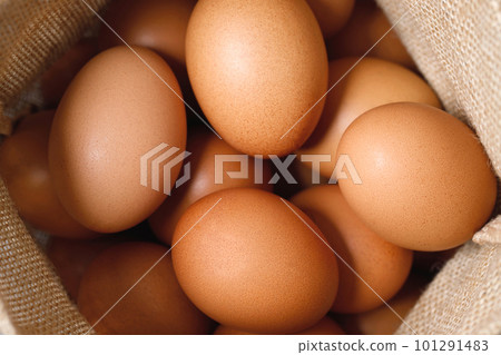 Top view. Chicken eggs in a farm fresh sack. ready for breakfast 101291483