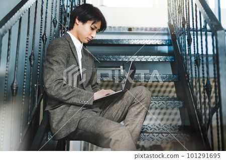 laptop, using laptop, computer 101291695