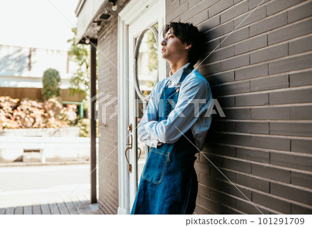 悲傷的臉的男人 101291709