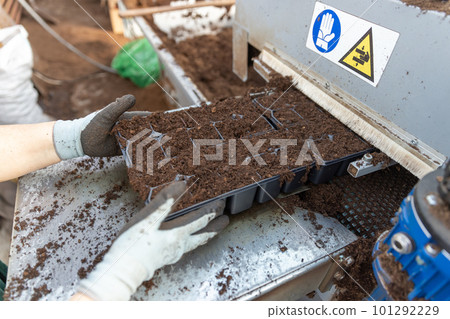 Automatic soil distributor 101292229