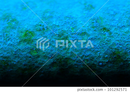 從蔚藍的海水變成深海的黑暗的岩石表面圖像。 從蔚藍的海水變成深海的黑暗的岩石表面圖像。 101292571