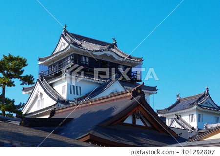 以清澈的藍天為背景的岡崎城天守閣 101292807