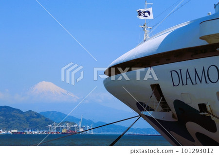 A luxury cruise ship anchored at Shimizu Port and Mount Fuji 101293012