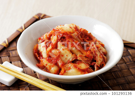 白盤上的辣白菜泡菜 101293136