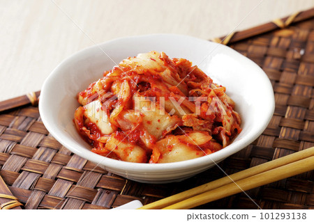 白盤上的辣白菜泡菜 101293138