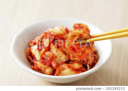 白盤上的辣白菜泡菜 白盤上的辣白菜泡菜 101293151