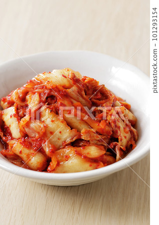 白盤上的辣白菜泡菜 白盤上的辣白菜泡菜 101293154