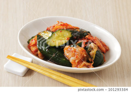 泡菜黃瓜盛在盤子裡 101293384