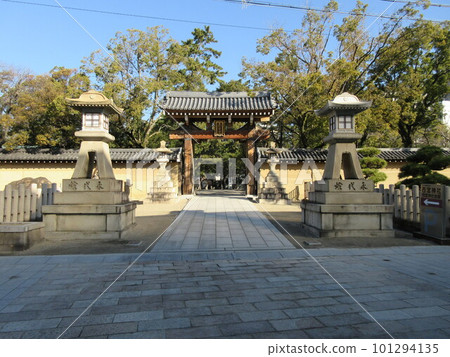 Ebisumiya Sohonsha (Nishinomiya Shrine) (Nishinomiya Ebisu Shrine), famous for the gate opening ritual Fukuo, South Gate and Oneribei, Nishinomiya City, Hyogo Prefecture Ebisumiya Sohonsha (Nishinomiya Shrine) (Nishinomiya Ebisu Shrine), famous for the gate opening ritual Fukuo, South Gate and Oneribei, Nishinomiya City, Hyogo Prefecture 101294135