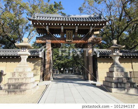 Ebisumiya Sohonsha (Nishinomiya Shrine) (Nishinomiya Ebisu Shrine), famous for the gate opening ritual Fukuo, South Gate and Oneribei, Nishinomiya City, Hyogo Prefecture Ebisumiya Sohonsha (Nishinomiya Shrine) (Nishinomiya Ebisu Shrine), famous for the gate opening ritual Fukuo, South Gate and Oneribei, Nishinomiya City, Hyogo Prefecture 101294137