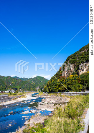 以晴朗的秋天為背景，從矢馬溪橋周邊看到的矢馬溪秋景（大分縣中津市矢馬溪町） 101294974
