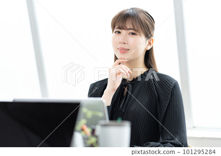 在辦公桌前工作的女商人的肖像 101295284