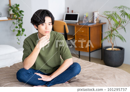 放鬆在床上的年輕人 101295737