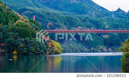 Autumn leaves scenery around Matsubara Dam in the background of clear autumn weather (Nakatsue, Oita Prefecture) (Oguni Town, Aso District, Kumamoto Prefecture) Prefectural border Autumn leaves scenery around Matsubara Dam in the background of clear autumn weather (Nakatsue, Oita Prefecture) (Oguni Town, Aso District, Kumamoto Prefecture) Prefectural border 101296015