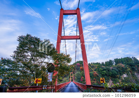晴朗的秋天天氣背景下的縣境上的Nukumi Ohashi Bridge風景（大分縣中津江）（熊本縣阿蘇區小國町） 101296059