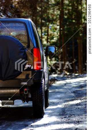 Forest road drive [four-wheel drive vehicle] 101296498