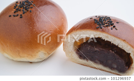 Cross section of cut anpan 101296937