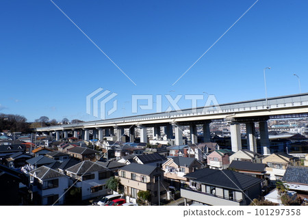 Chuo Expressway through the suburbs of Hino City 101297358