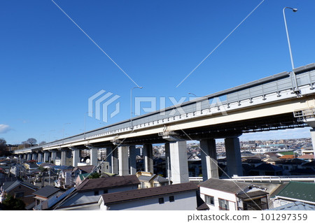 Chuo Expressway through the suburbs of Hino City 101297359