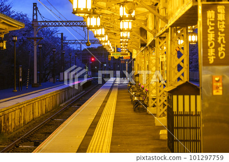 拂曉前的阪急嵐山線嵐山站站台 拂曉前的阪急嵐山線嵐山站站台 101297759