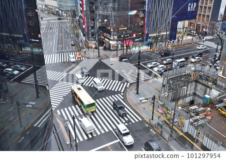 Scenery of Sukiyabashi crossing in the rain 101297954