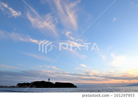 Enoshima and Surfers 101297955