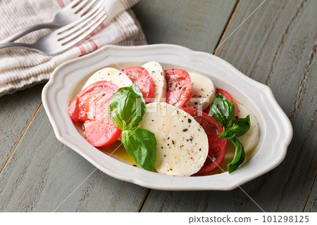 卡普雷西番茄和馬蘇里拉芝士沙拉 101298125