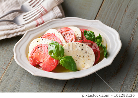卡普雷西番茄和馬蘇里拉芝士沙拉 101298126