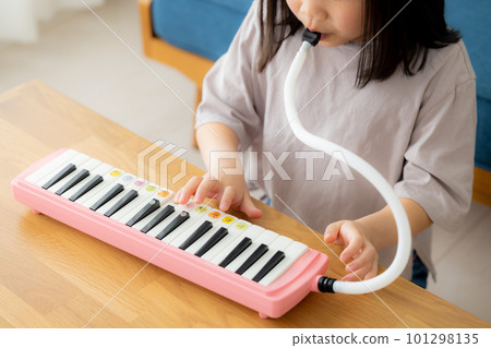 Keyboard harmonica Elementary school student Keyboard harmonica Elementary school student 101298135
