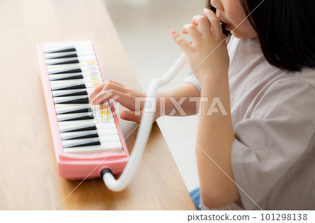 Keyboard harmonica Elementary school student Keyboard harmonica Elementary school student 101298138