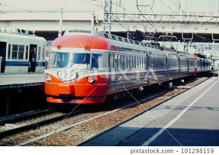 Odakyu, Type 3000 SSE car heavy train 3035-+3025-, 54 Sagami，相模大野，1982 年 3 月 28 日 101298159