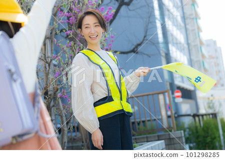 走在校道上的小學生 走在校道上的小學生 101298285