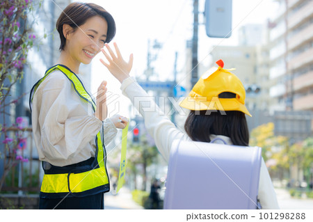 走在校道上的小學生 101298288