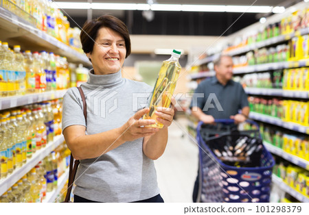 woman chooses oil in supermarket 101298379