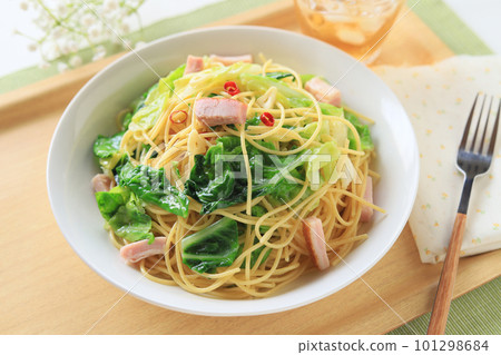 經典春季意大利面、春季捲心菜和培根胡椒粉 101298684